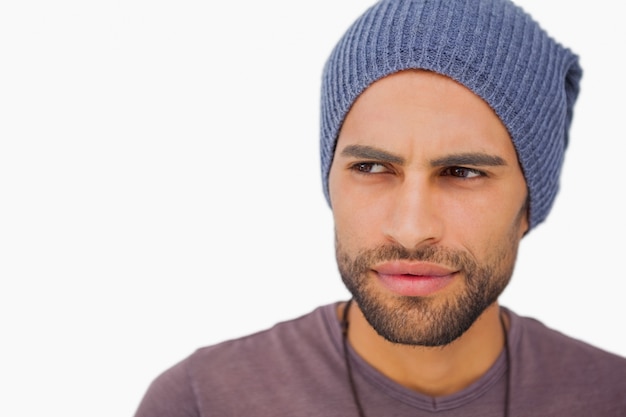 Uomo premuroso che porta cappello beanie