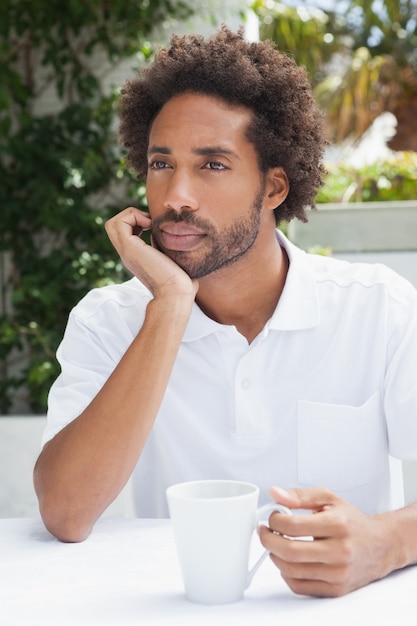 Uomo premuroso con un caffè