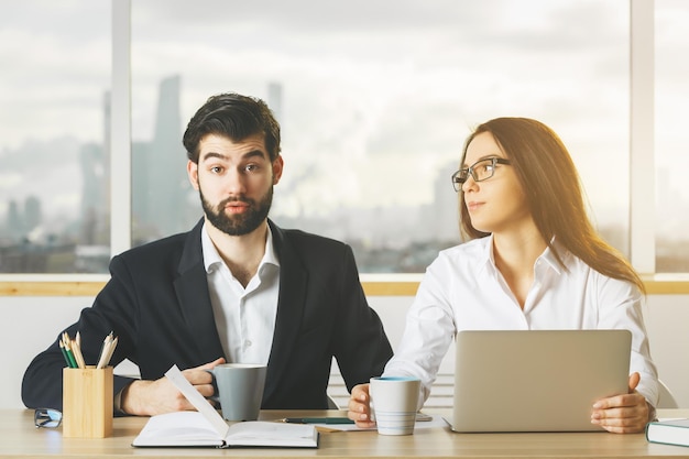 Uomo premuroso e donna che lavorano insieme