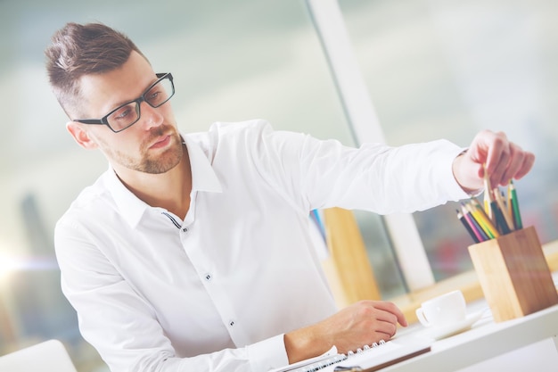 Uomo premuroso sul posto di lavoro