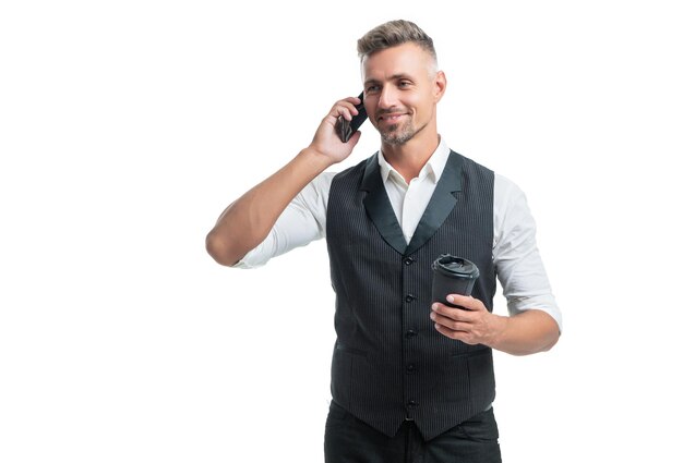 Uomo professionale felice che parla sul telefono cellulare durante la pausa caffè isolato su bianco