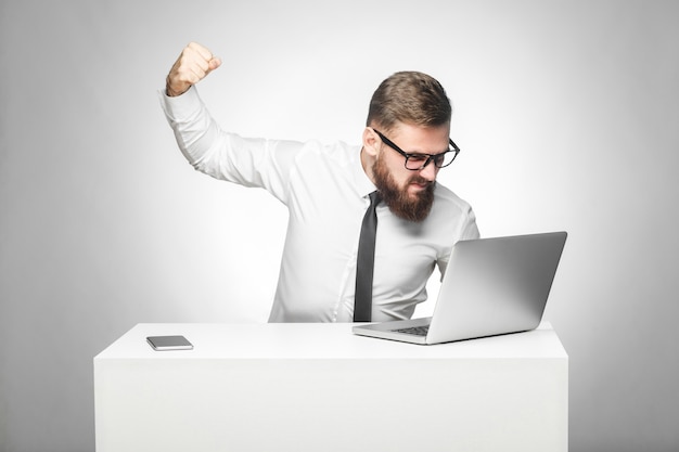 Uomo pronto a prendere a pugni un lavoratore attraverso una webcam con un pugno e una faccia arrabbiata