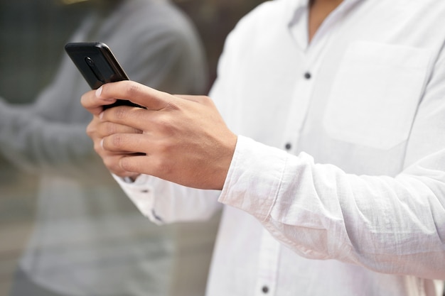 Uomo ravvicinato che scrive al cellulare