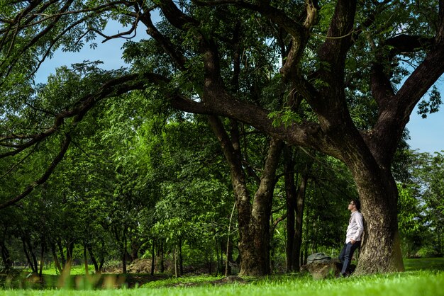 uomo rilassante nel parco naturale.