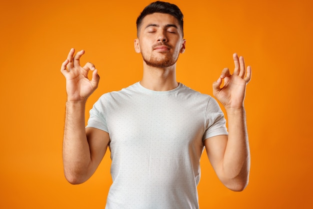 Uomo rilassato in piedi nella posa di meditazione