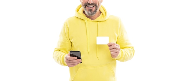Uomo ritagliato che chatta sul telefono online che mostra la transazione dello spazio della copia del biglietto da visita di credito o di debito
