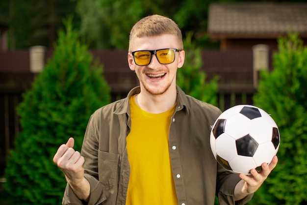 uomo ritratto con un pallone da calcio