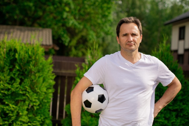 uomo ritratto con un pallone da calcio