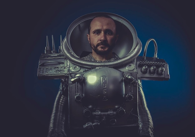 uomo robot in armatura spaziale argento