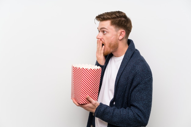 Uomo rossa con popcorn