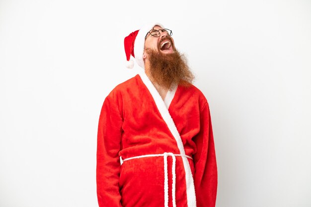 Uomo rossastro travestito da Babbo Natale isolato su bianco che ride