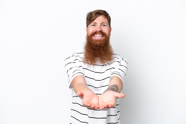 Uomo rosso con barba isolato su sfondo bianco che tiene copyspace immaginario sul palmo per inserire un annuncio