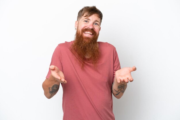 Uomo rosso con barba lunga isolato su sfondo bianco felice e sorridente