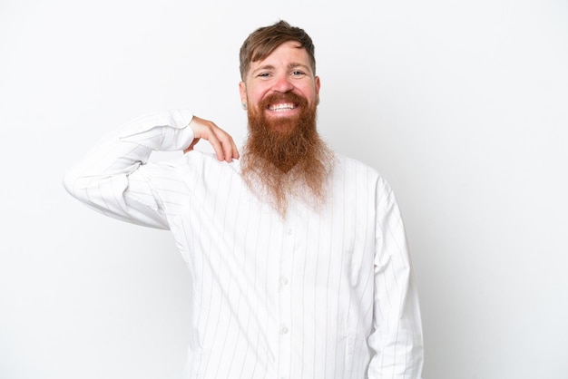 Uomo rosso con barba lunga isolato su sfondo bianco ridendo