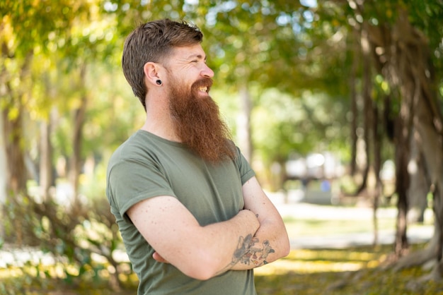 Uomo rosso con la barba felice e sorridente