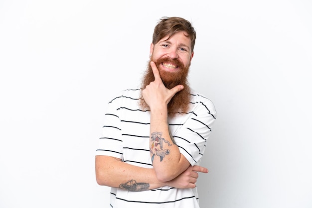 Uomo rosso con la barba isolato su sfondo bianco felice e sorridente