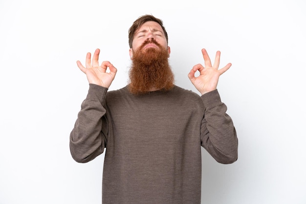 Uomo rosso con la barba isolato su sfondo bianco in posa zen