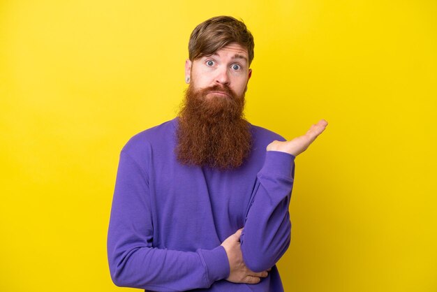 Uomo rosso con la barba isolato su sfondo giallo che ha dubbi