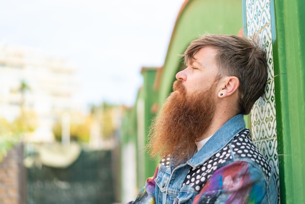 Uomo rosso con la barba