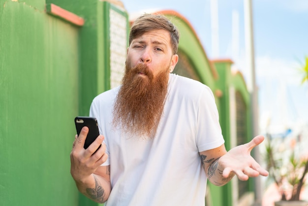 Uomo rosso con la barba