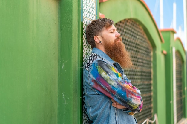 Uomo rosso con la barba