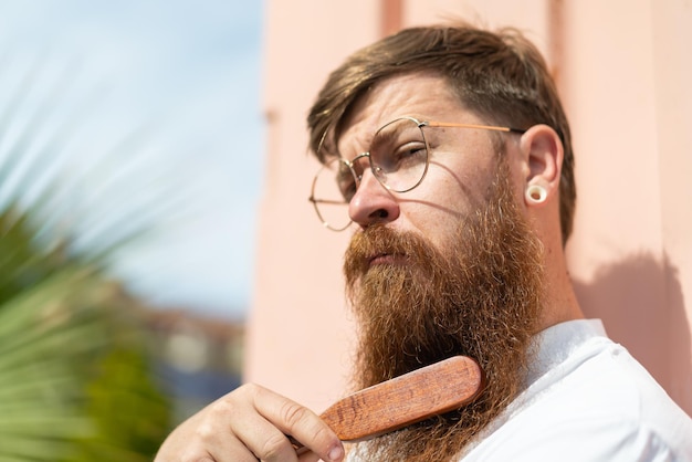 Uomo rosso con la barba