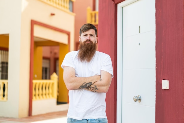 Uomo rosso con la barba