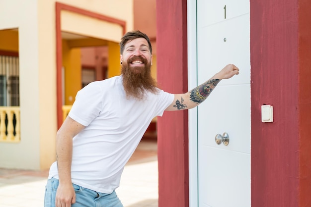 Uomo rosso con la barba