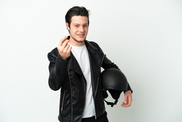 Uomo russo con un casco da motociclista isolato su sfondo bianco che fa soldi gesto