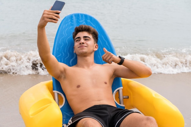 Uomo salvato in spiaggia mentre si fa un selfie