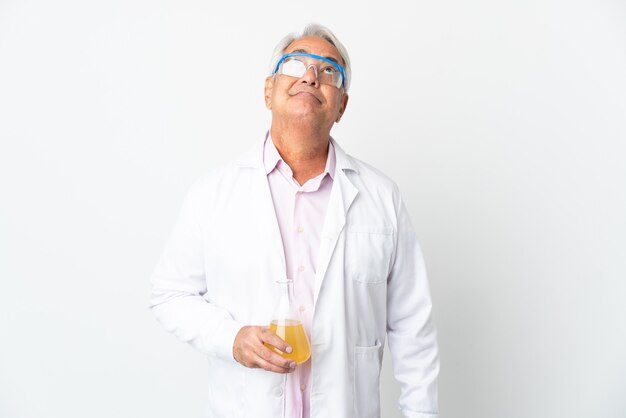 Uomo scientifico brasiliano di mezza età scientifico isolato su sfondo bianco e alzando lo sguardo