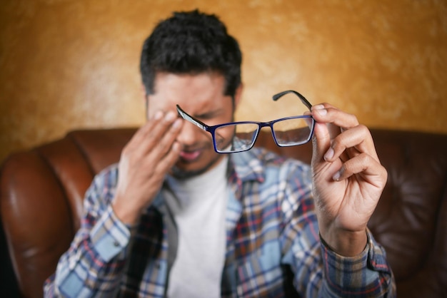 Uomo sconvolto che soffre di un forte dolore agli occhi