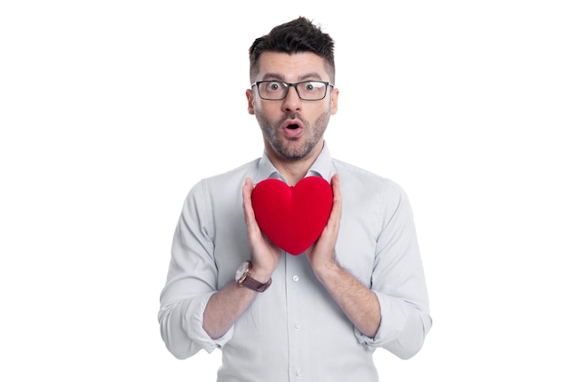 Uomo sconvolto con cuore amore San Valentino isolato su bianco uomo con cuore amore San Valentino