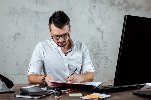 uomo seduto a un tavolo in ufficio