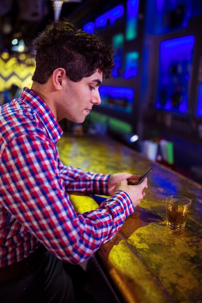 Uomo seduto al bancone del bar