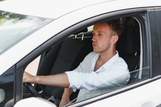 Uomo seduto al volante di un'auto elettrica