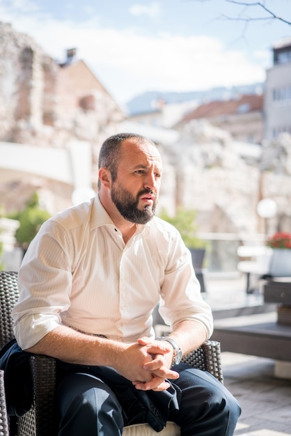 Uomo seduto all'aperto caffè di strada