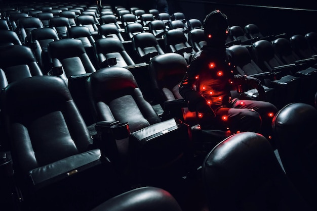 Uomo seduto con luci a corda illuminate sul sedile