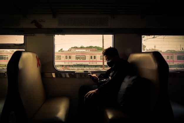 Uomo seduto sul treno