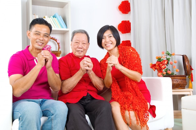 Uomo senior asiatico e bambini che celebrano nuovo anno cinese