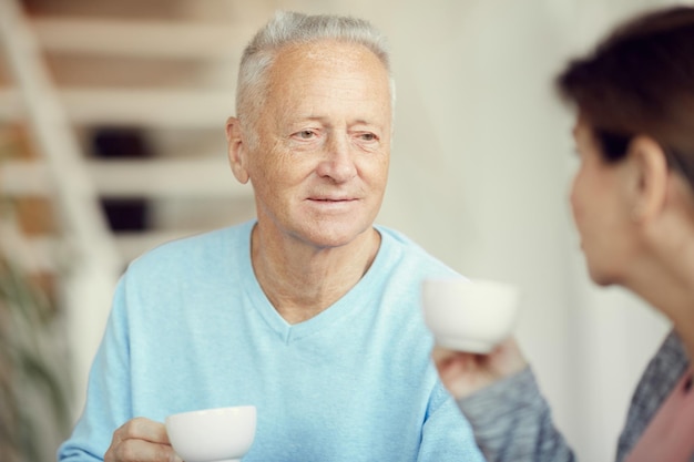 Uomo senior che beve caffè con la moglie