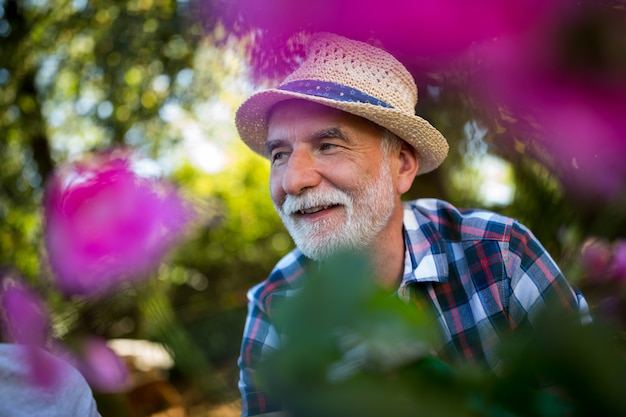 Uomo senior che fa il giardinaggio nel giardino