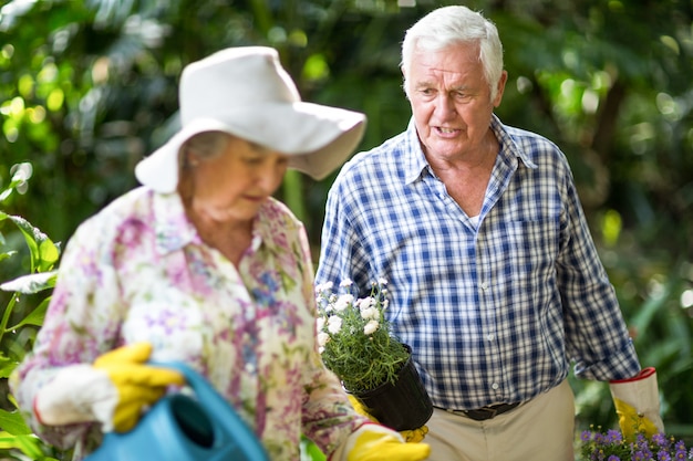 Uomo senior che parla con moglie in giardino