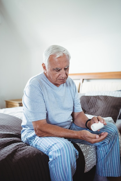 Uomo senior che prende le medicine