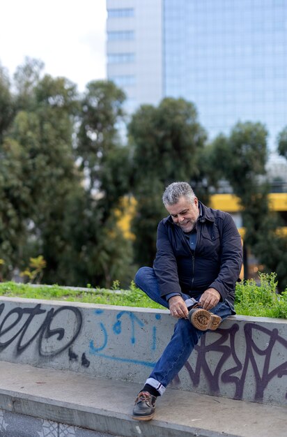 Uomo senior con una barba che cammina nella città