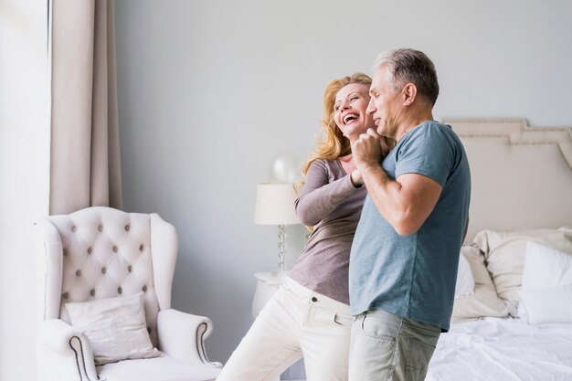 Uomo senior e donna che ridono insieme