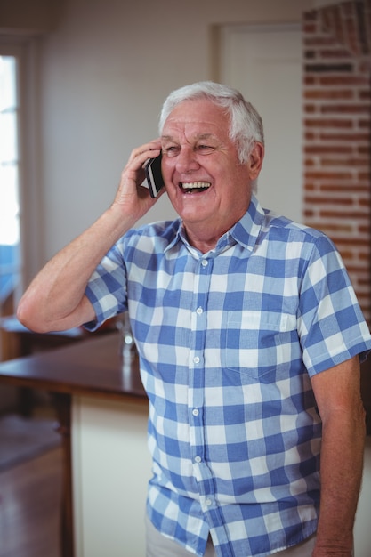 Uomo senior felice che parla sul telefono