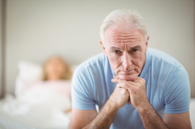 Uomo senior preoccupato che si siede a casa