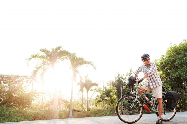 Uomo senior su una bici da escursione all'aperto