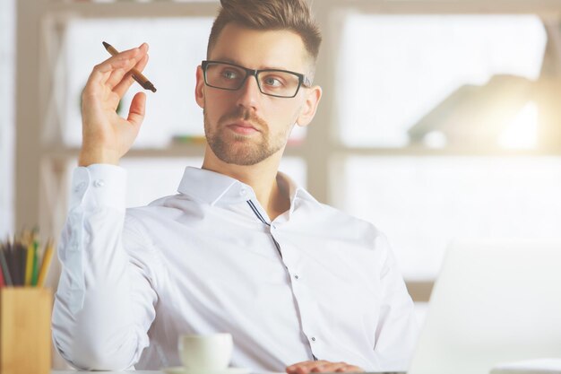 Uomo sensibile sul posto di lavoro